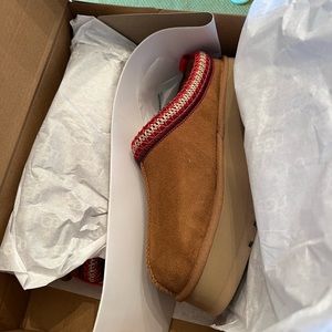 NWT- Chestnut Platform Tazz Slippers